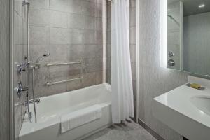 The Bevy Hotel Boerne, A Doubletree By Hilton的一间浴室