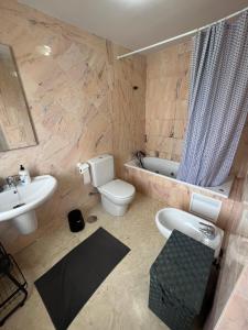 Vannituba majutusasutuses penthouse with great sea view and natural reserve - magnificent swimming pool - calm and bright +21 fotot