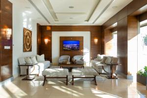 - un hall d'un hôtel avec des canapés et des chaises dans l'établissement Retaj Hotel, à Amman