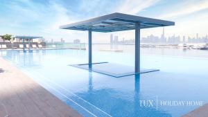 Bazén v ubytování LUX The Dubai Creek View Suite nebo v jeho okolí