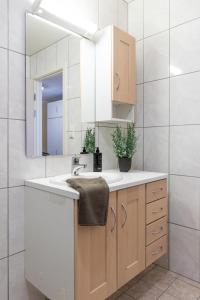 uma casa de banho com um lavatório e um espelho em Beautiful apartment with 3 bedrooms em Sogndal