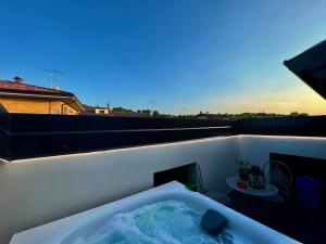 una vasca da bagno posta in cima a un balcone di Dimora di Charme Rooms & Apartments a Peschiera del Garda