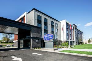un gran edificio con un cartel delante en Hampton Inn & Suites by Hilton Québec - Beauport, en Quebec