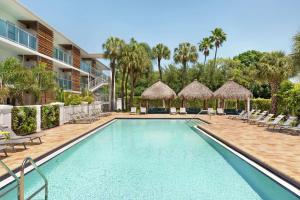 una piscina con sillas y un complejo en Hotel Alba Tampa, Tapestry Collection By Hilton, en Tampa