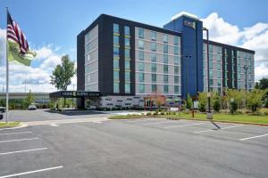 un grand bâtiment avec un parking en face de celui-ci dans l'établissement Home2 Suites By Hilton Atlanta Marietta, Ga, à Marietta