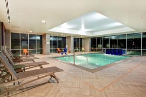 een zwembad in een gebouw met banken bij Home2 Suites By Hilton Atlanta Marietta, Ga in Marietta