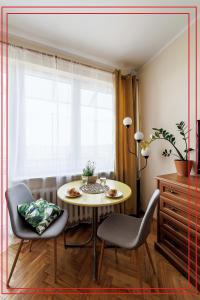 comedor con mesa, sillas y ventana en Apartament 2 pokoje blisko morza 1000 metrów w Gdańsku, en Gdansk