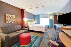 Camera con letto, divano e TV. di Home2 Suites By Hilton Atlanta Marietta, Ga a Marietta