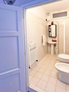 La salle de bains est pourvue de toilettes et d'un lavabo. dans l'établissement Casa Gambusso historical house magnificent Lake View, à Verbania