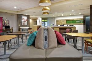 - un canapé avec des oreillers dans un restaurant dans l'établissement Home2 Suites By Hilton Birmingham/Fultondale, Al, à Fultondale