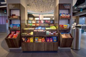 俄克拉何马城Tru By Hilton Oklahoma City Nw Expressway的一家摆满各种食物的商店