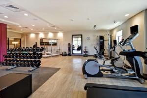 einen Fitnessraum mit Laufbändern und Trainingsgeräten in einem Zimmer in der Unterkunft Home2 Suites By Hilton Birmingham/Fultondale, Al in Fultondale