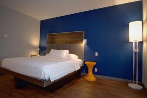 Tru By Hilton Oklahoma City Nw Expressway客房内的一张或多张床位