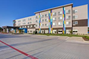 un aparcamiento vacío frente a un edificio en Tru By Hilton Grand Prairie en Grand Prairie