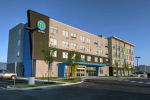 Un edificio con un cartello di fronte di Tru By Hilton Georgetown a Georgetown