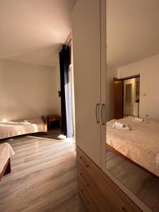Habitación con 2 camas y espejo. en Apartment Toni Privlačka 32, en Zadar