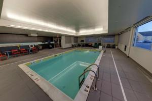 duży basen w dużym pokoju w obiekcie Tru By Hilton Georgetown w mieście Georgetown