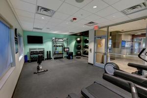 een fitnessruimte met diverse hometrainers en een flatscreen-tv bij Tru By Hilton Georgetown in Georgetown