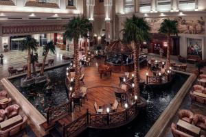 einen Blick über eine Hotellobby mit Palmen in der Unterkunft Palm Royale Resort - Soma Bay in Hurghada