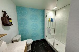 un bagno con wc e doccia in vetro di Tru By Hilton Georgetown a Georgetown