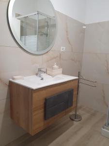 bagno con lavandino e specchio di La Ginestra ad Amalfi