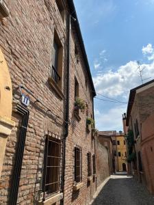 un callejón en un viejo edificio de ladrillo en Chez Madame, en Ferrara