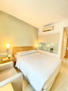 Posteľ alebo postele v izbe v ubytovaní Triniti Hotel Jakarta