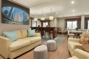 Hampton Inn Houston Hobby Airport tesisinde bir oturma alanı