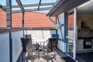 eine Terrasse mit einem Tisch und Stühlen auf dem Balkon in der Unterkunft Hotel zur Post Ochsendorf in Königslutter am Elm