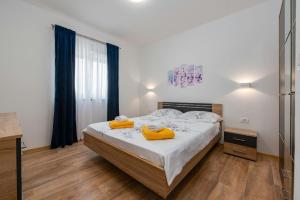 GoricaにあるVilla Lumaのベッドルーム1室(ベッド1台、タオル2枚付)