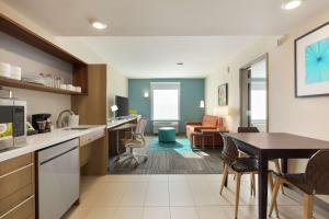 Dapur atau dapur kecil di Home2 Suites By Hilton Portland Airport