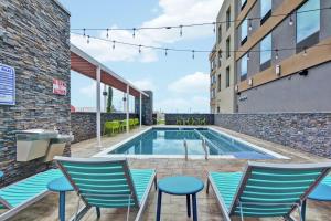Bazén v ubytování Home2 Suites By Hilton Pecos Tx nebo v jeho okolí