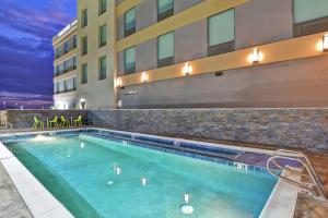 Bazén v ubytování Home2 Suites By Hilton Pecos Tx nebo v jeho okolí