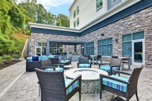 un patio al aire libre con sillas y mesas en Homewood Suites By Hilton Lynchburg, en Lynchburg