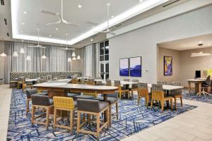 ห้องอาหารหรือที่รับประทานอาหารของ Homewood Suites By Hilton Lynchburg