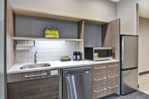 Kuchyň nebo kuchyňský kout v ubytování Home2 Suites By Hilton Pecos Tx