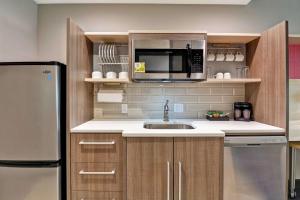 Kuchyň nebo kuchyňský kout v ubytování Home2 Suites By Hilton Pecos Tx