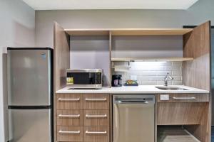 Kuchyň nebo kuchyňský kout v ubytování Home2 Suites By Hilton Pecos Tx
