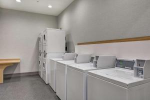 Kuchyň nebo kuchyňský kout v ubytování Home2 Suites By Hilton Pecos Tx