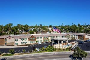 Hampton by Hilton Encinitas-Cardiff Beach Area في إنسينيتاس: اطلالة جوية على منتجع مع العلم الامريكي