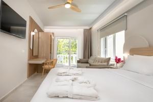 En eller flere senger på et rom på Epavli Grace Hotel + 70 bilder