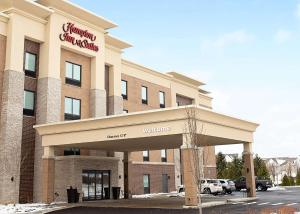 敦提Hampton Inn and Suites Dundee的一座建筑,上面标有阅读汉普顿旅馆和套房的标志