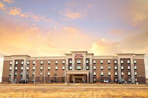 敦提Hampton Inn and Suites Dundee的一座正面有标志的大楼