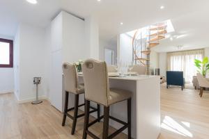 eine Küche und ein Esszimmer mit Tisch und Stühlen in der Unterkunft The Terraces Luxury Penthouses, 3B in Santa Cruz de Tenerife