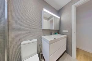 ein Badezimmer mit einem weißen Waschbecken und einem Spiegel in der Unterkunft The Terraces Luxury Penthouses, 3B in Santa Cruz de Tenerife + 31 Fotos