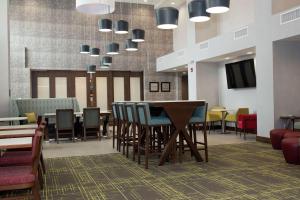 敦提Hampton Inn and Suites Dundee的有桌子和椅子的餐厅