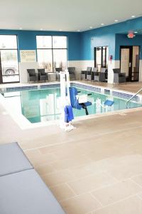 une piscine avec une chaise et une table dans un bâtiment dans l'établissement Hampton Inn and Suites Dundee, à Dundee