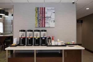 Hampton Inn and Suites Dundee的咖啡和沏茶工具