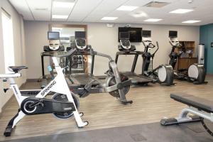 Hampton Inn and Suites Dundee的健身中心和/或健身设施