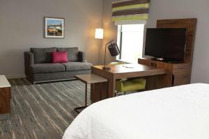 Hampton Inn and Suites Dundee的电视和/或娱乐中心